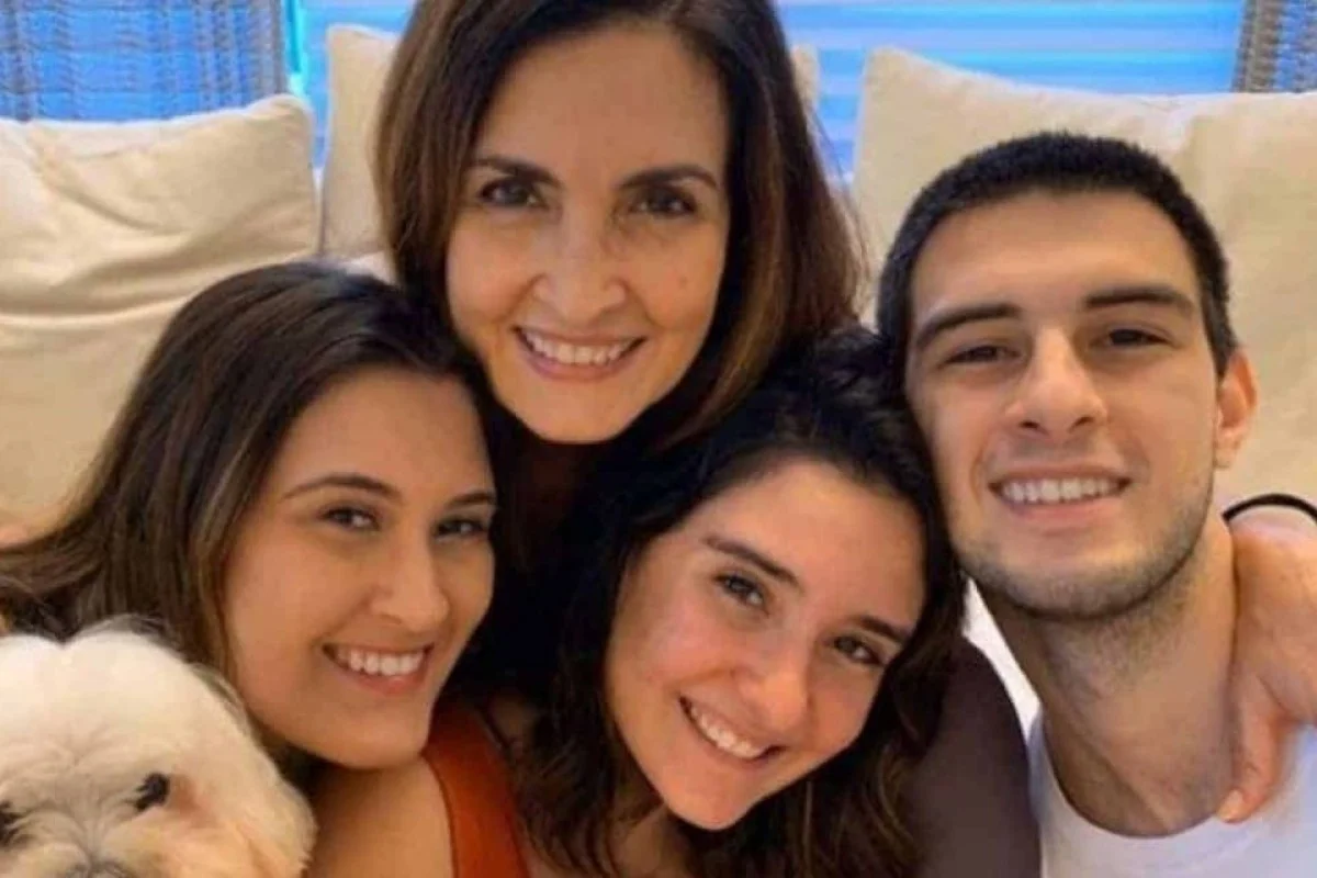 Fátima Bernardes com os filhos Vinícius, Beatriz e Laura, frutos do relacionamento com William Bonner
Fátima Bernardes com os filhos Vinícius, Beatriz e Laura, frutos do relacionamento com William Bonner