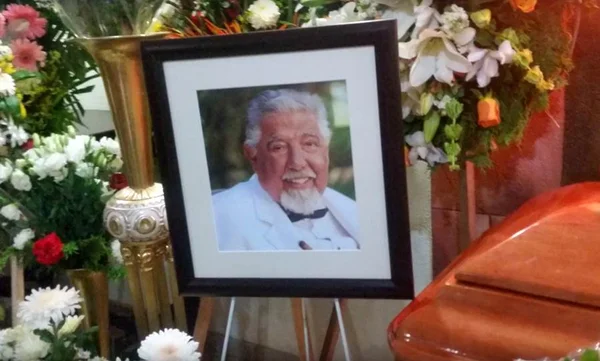 Vídeo: música de “Chaves” marca funeral do Professor Girafales