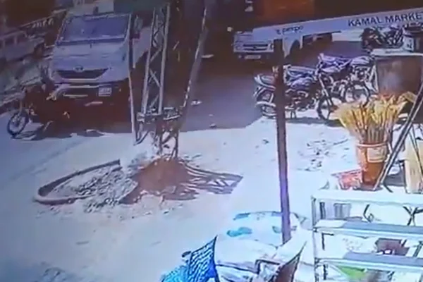 Imagem colorida de um caminhão atropelando moto
