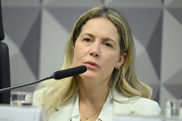 Imagem colorida de Thaisa Hoffmann, investigada na farra do INSS. Metrópoles