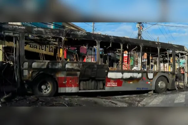 Imagem colorida de ônibus incendiado. Metrópoles