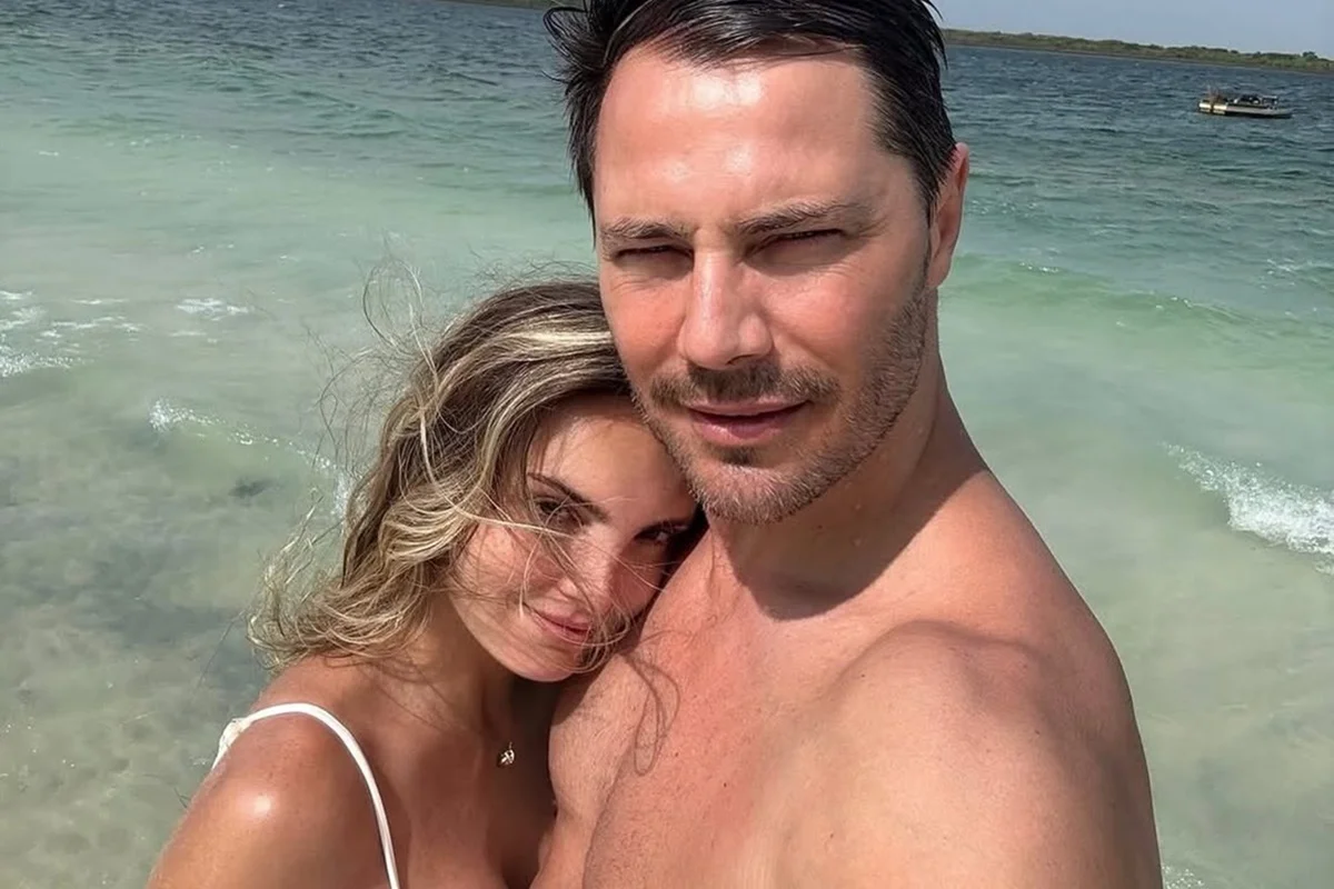 André Bankoff e Carol Reali posam juntos na praia André Bankoff e Carol Reali posam juntos na praia