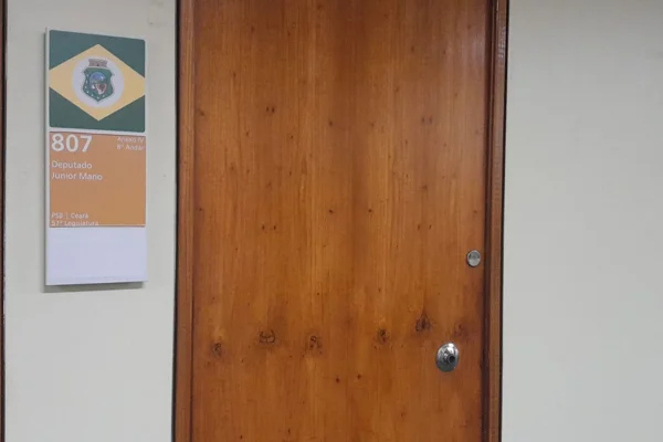 Alvo de operação, deputado Júnior Mano tem gabinete vasculhado pela PF