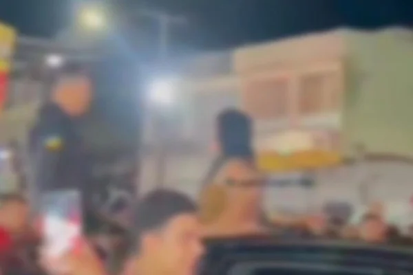Imagem colorida de mulher sendo agredida por PMs em festa no estado do Sergipe - Metrópoles