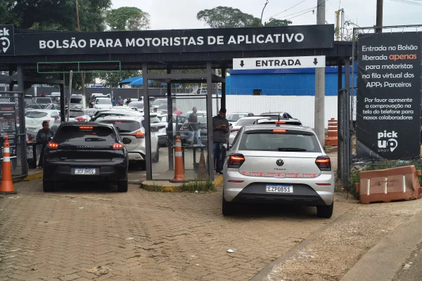 Imagem mostra bolsão de carros por aplicativo em Congonhas - Metrópoles