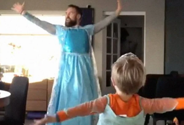 Pai compra vestido e dança com filho, fã de Elsa, de Frozen. Assista!