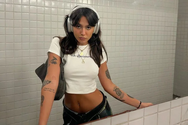 Na imagem com cor, influencer usando uma camiseta baby look que é a nova tendência - Metrópoles
