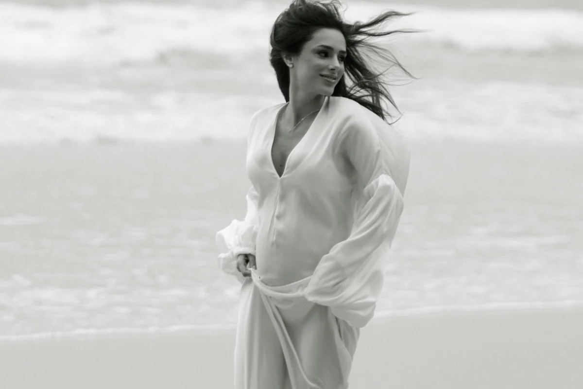 Bruna Biancardi posa sorridente na praia Bruna Biancardi posa sorridente na praia