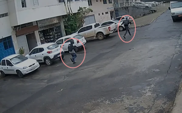 Imagem colorida de jovens correndo em rua