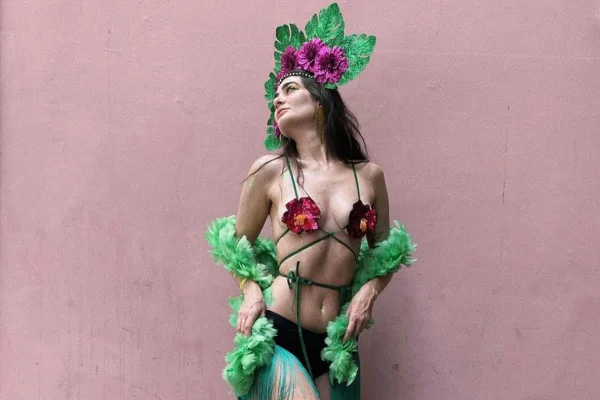 Na imagem com cor, mulher branca com fantasia de Carnaval - Metrópoles