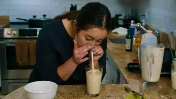 Foto colorida de mulher aspirando vitamina