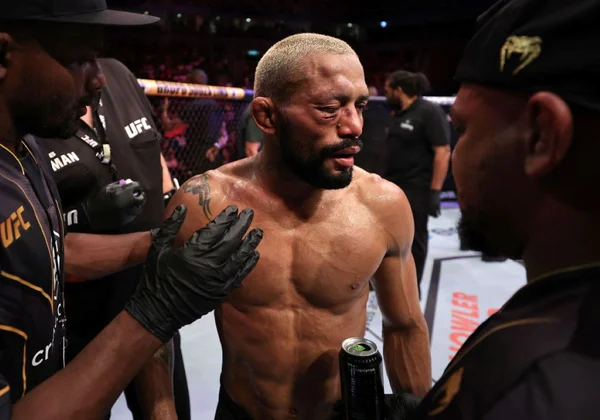 Com golpe polêmico, Deiveson Figueiredo perde cinturão do UFC