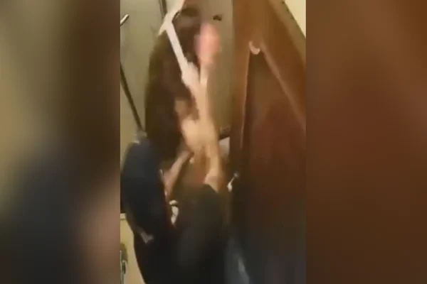 Imagem colorida de homem agredindo mulher em hotel. Metrópoles
