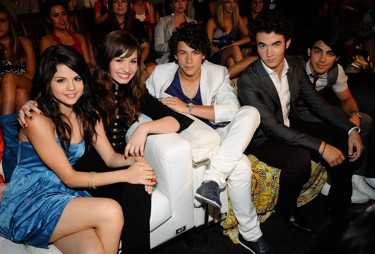 Selena Gomez, Demi Lovato e Jonas Brothers no Teen Choice Awards de 2008 Selena Gomez, Demi Lovato e Jonas Brothers no Teen Choice Awards de 2008