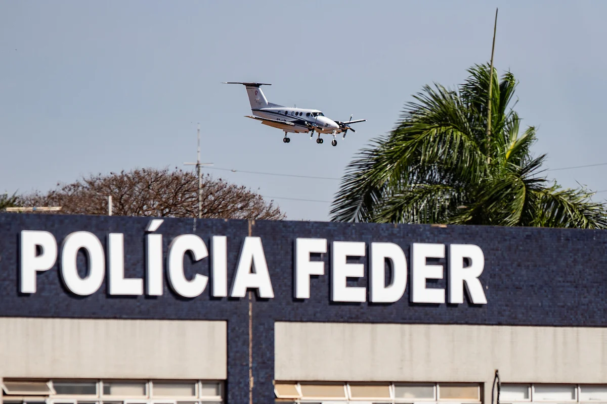 O vice-líder do governo Lula no Senado, Weverton Rocha (PDT-MA), chega ao Aeroporto Internacional de Brasília em jatinho particular de prefixo PT-LPL e desembarca no Terminal 2.