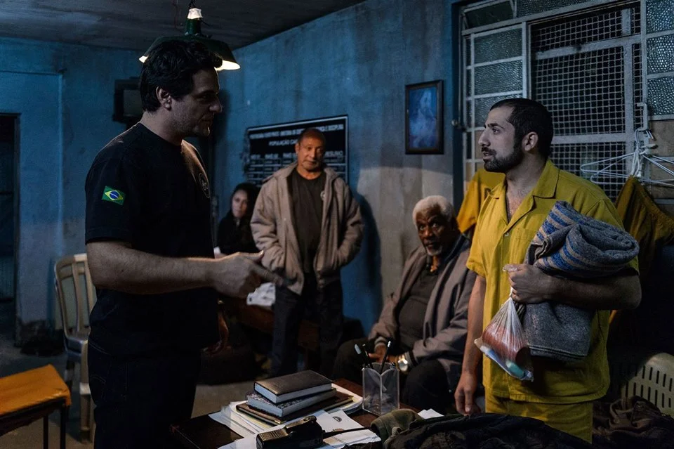 <b>Carcereiros - O Filme:</B> Adriano é um historiador que decide virar carcereiro para seguir os passos do pai. Com a chegada de Abdel (Kaysar Dadour), um perigoso terrorista internacional, ao presídio em que trabalha, a tensão aumenta a ponto de provocar duas facções criminosas que vivem separadamente. Adriano terá de enfrentar uma rebelião – além de controlar os passos de Abdel <b>Carcereiros - O Filme:</B> Adriano é um historiador que decide virar carcereiro para seguir os passos do pai. Com a chegada de Abdel (Kaysar Dadour), um perigoso terrorista internacional, ao presídio em que trabalha, a tensão aumenta a ponto de provocar duas facções criminosas que vivem separadamente. Adriano terá de enfrentar uma rebelião – além de controlar os passos de Abdel