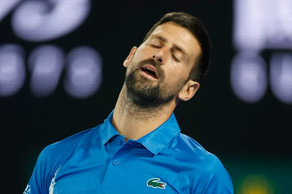 Imagem colorida de Djokovic de olhos fechados - Metrópoles