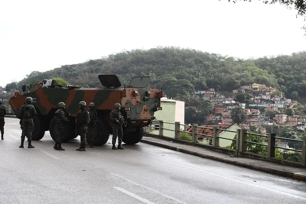 Megaoperação no RJ mobiliza 5 mil, mas só prende 9. Dois homens morrem