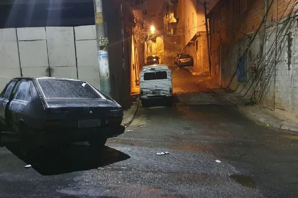 Vítima fica presa em porta-malas após assalto via Pix e é resgatada