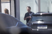 O senador Flávio Bolsonaro chega com a família à casa do pai, Jair Messias Bolsonaro, para almoço de dia dos pais.