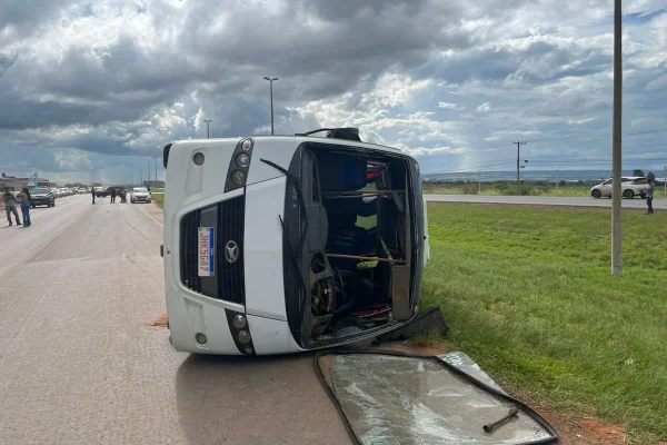 Foto colorida de micro-ônibus que capotou na BR-070 - Metrópoles