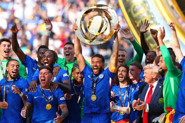 Foto colorida do Chelsea comemorando o título mundial - Metrópoles