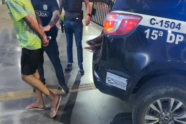 Traficantes lotam viatura ao serem presos próximo a bar e ferro-velho