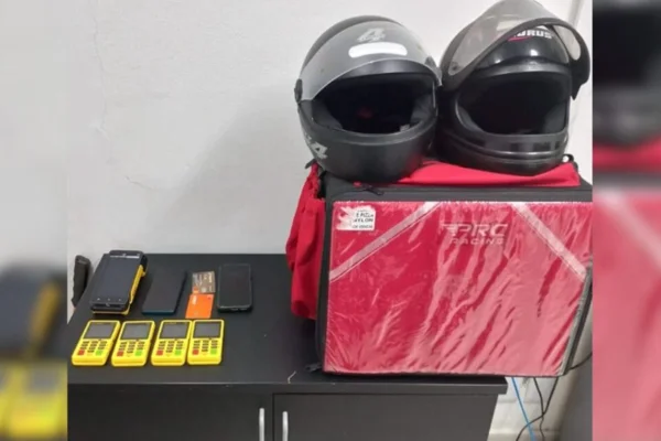Máquina de cartão e capacete