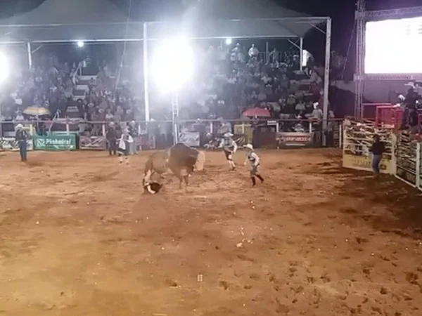 Peão morre pisoteado por touro em rodeio no interior de São Paulo