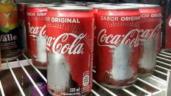 Dono de lanchonete raspa artistas em latinhas da Coca-Cola