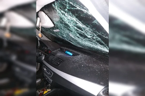 Motorista "perde a cabeça" e quebra carro parado em frente à casa dele