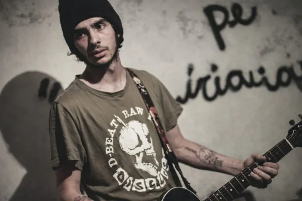 homem tocando guitarra