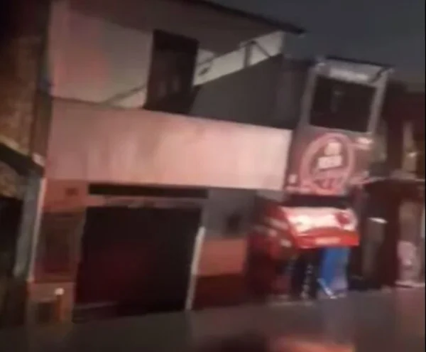 Imagem colorida mostra casas tombando na zona sul de SP