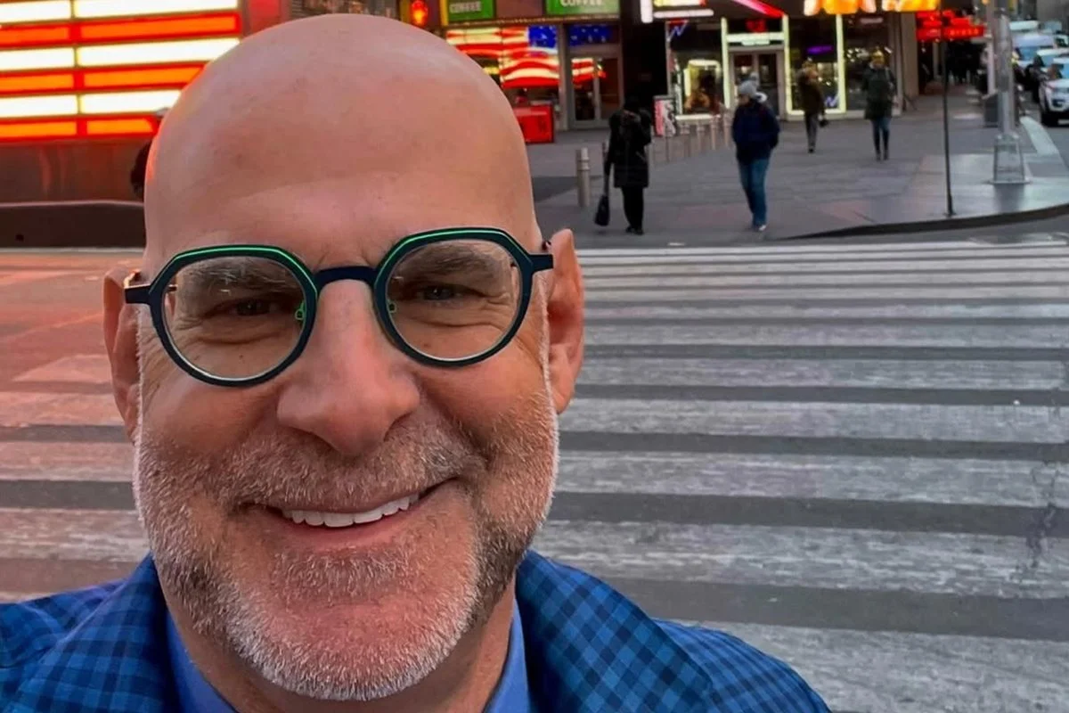 Quem é Harlan Coben, o mestre do suspense que inspirou a minissérie 'Eu Vou te Encontrar' da Netflix