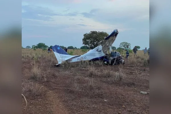Foto colorida de avião que caiu em área rural de Tocantins e deixou duas pessoas mortas