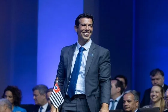 Imagem colorida mostra Renato Feder, um homem branco de cabelos escuros, curtos, sorrindo. Ele usa um terno azul escuro, camisa clara e uma gravata azul royal - Metrópoles