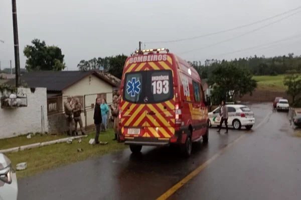 Corpo de Bombeiros e policiais realizando a perícia - Metrópoles