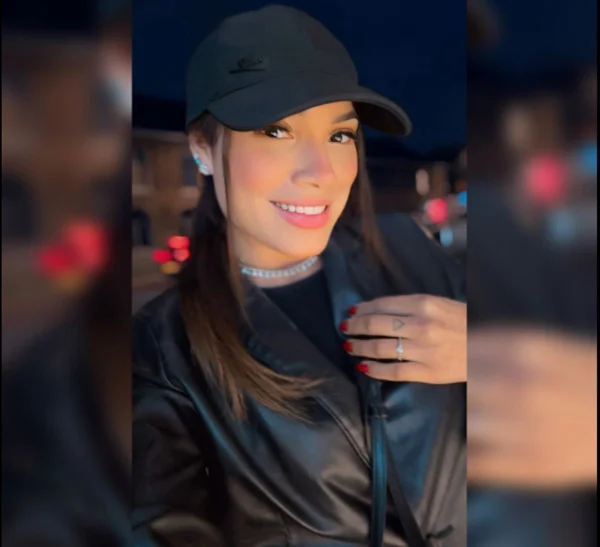 mulher de boné sorrindo