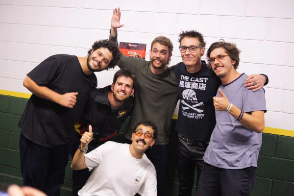 Dinho Ouro Preto e os integrantes do grupo Jovem DIonísio