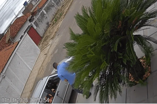Homem incendeia carros de vizinhos estacionados na rua, no DF