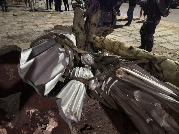 Estátua da Sagrada Família cai de guincho e quebra em Fortaleza - destaque galeria Estátua da Sagrada Família cai de guincho e quebra em Fortaleza - destaque galeria