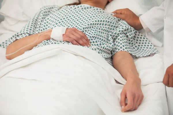 No leito de morte, mulher escreve carta para o marido que a traía