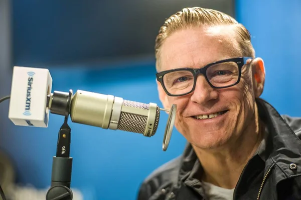 Cantor canadense Bryan Adams fará shows no Brasil em outubro