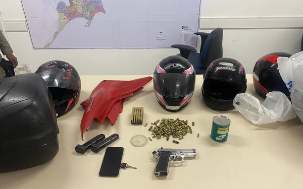 Imagem colorida de munição e armas apreendidas em operação - Metrópoles