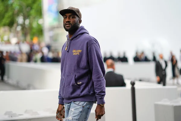 Virgil Abloh com moletom lilás durante a Semana de Moda de Paris