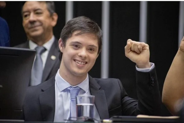 imagem colorida joao vitor de paiva jovem com deficiência - Metrópoles