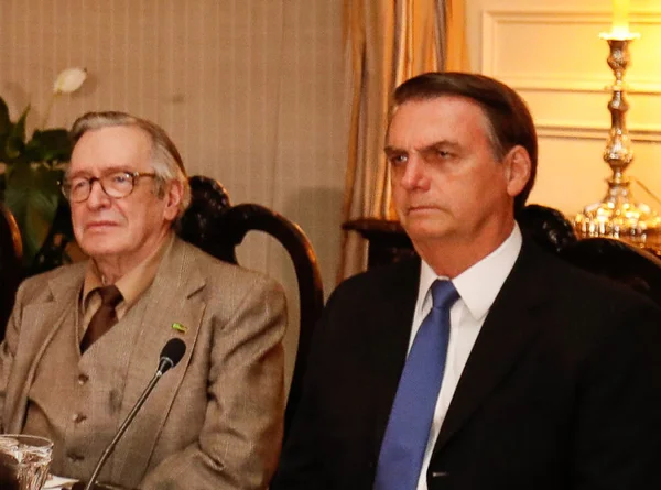 Jair Bolsonaro nunca telefonou para Olavo de Carvalho no hospital
