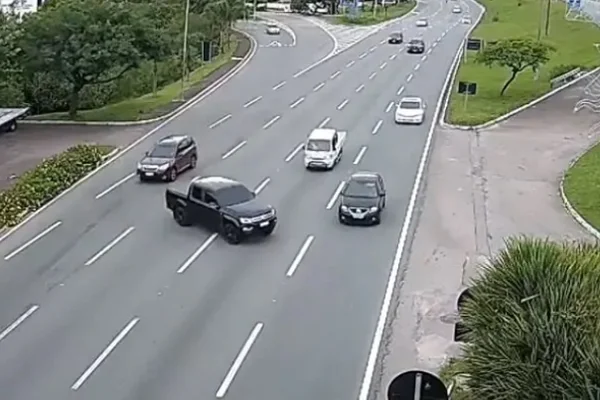 Imagem colorida: carro atravessa avenida - Metrópoles