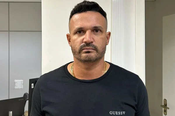 Imagem colorida mostra o PM Nailson de Oliveira Moura, um homem pardo, de cabelos curtos e bigode - Metrópoles