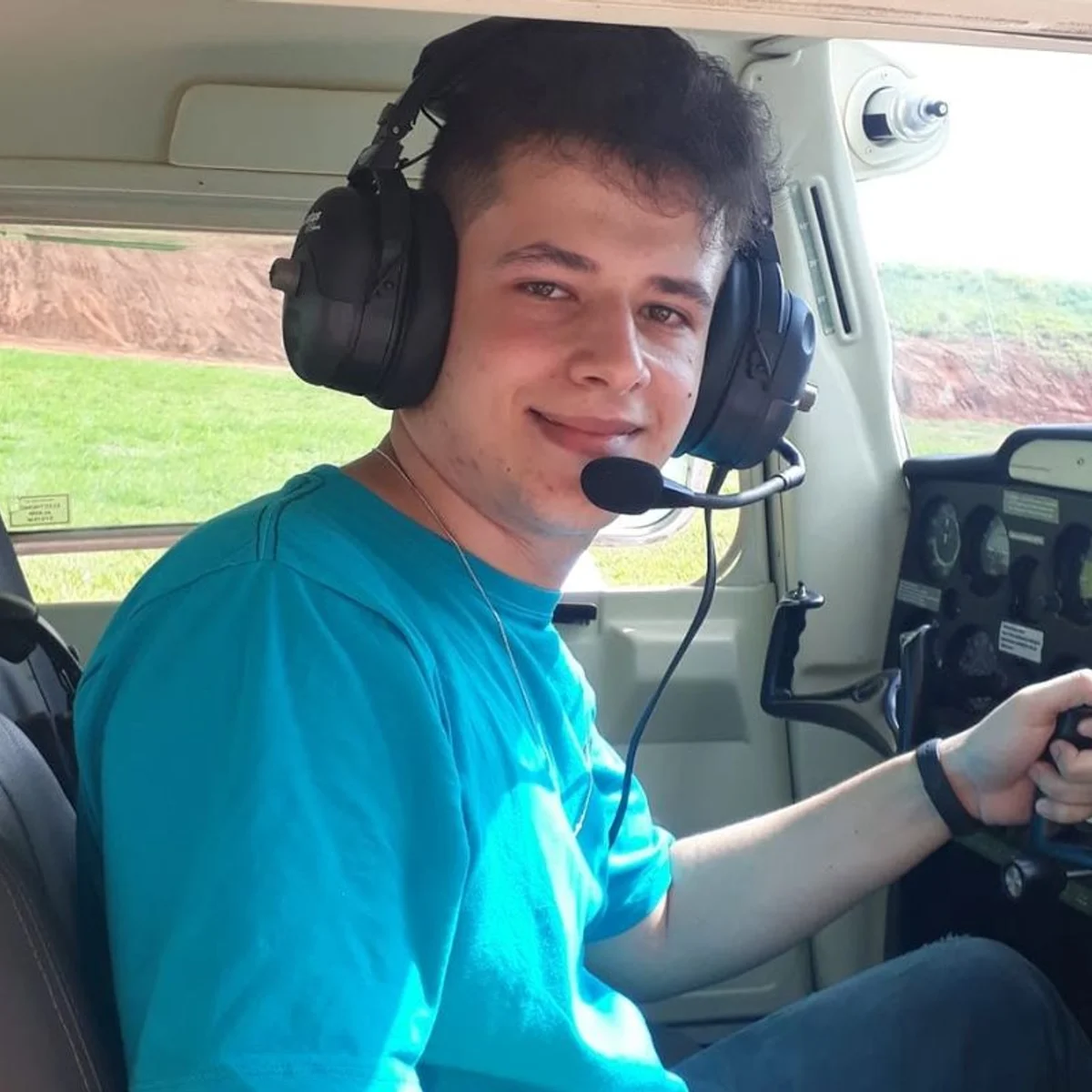 Quem era piloto de 25 anos que morreu em queda de avião em SP